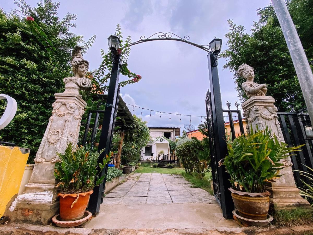 The Castello Resort Ko Lan Esterno foto